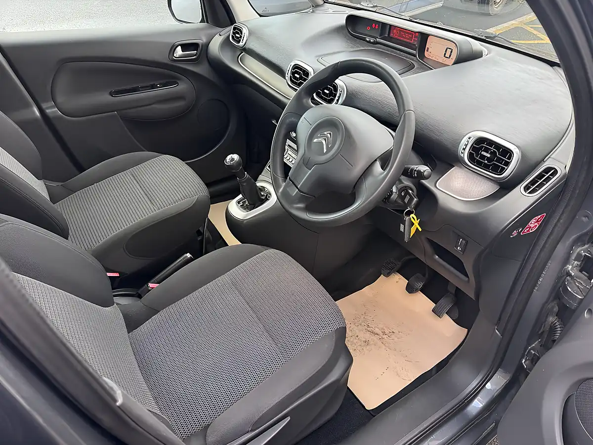 Used 2014 Citroen C3 Picasso Selection Grey - Interior and Exterior details 9