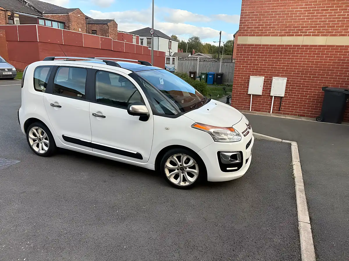 Used 2014 Citroen C3 Picasso Selection White - Interior and Exterior details 4