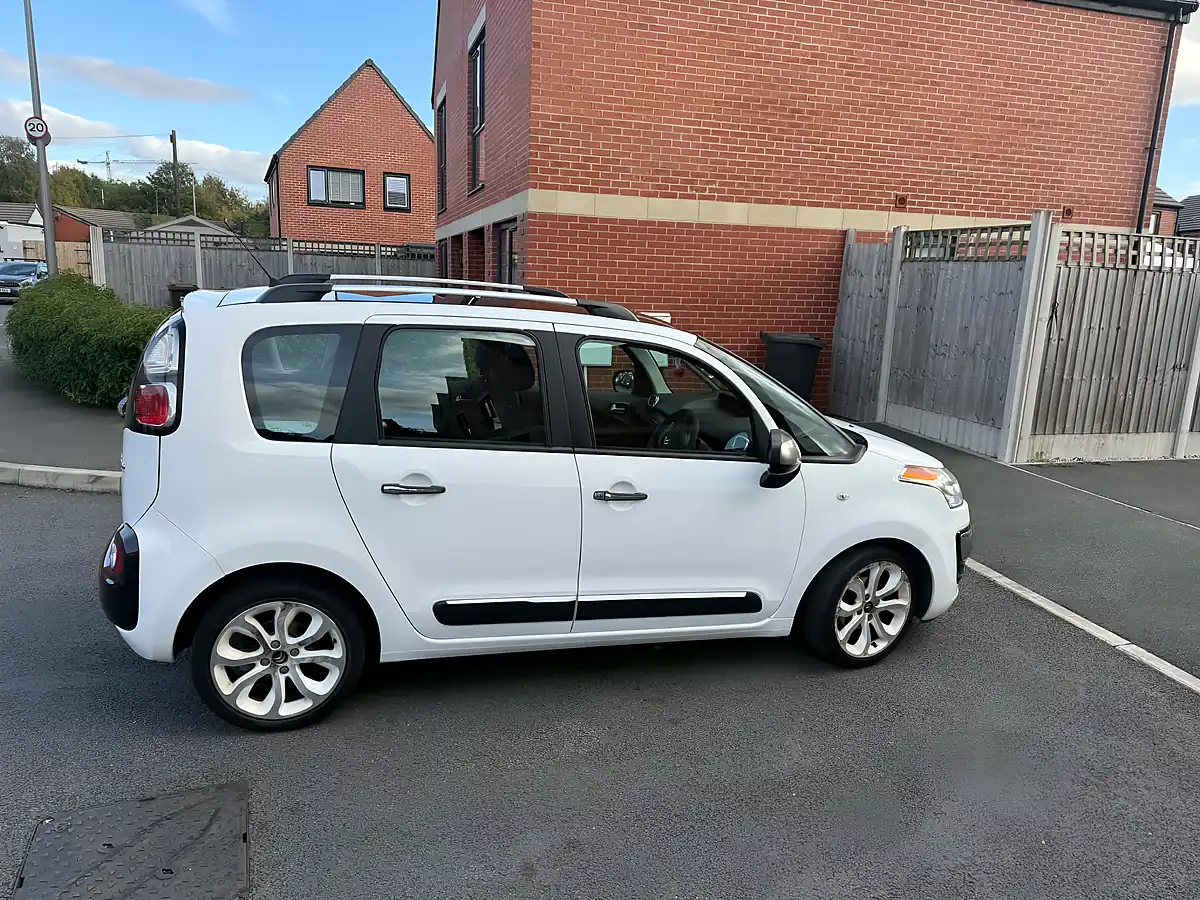 Used 2014 Citroen C3 Picasso Selection White - Interior and Exterior details 9