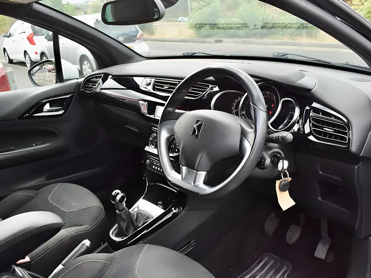 Used 2014 Citroen DS3 Dstyle Plus Blue - Interior and Exterior details 13