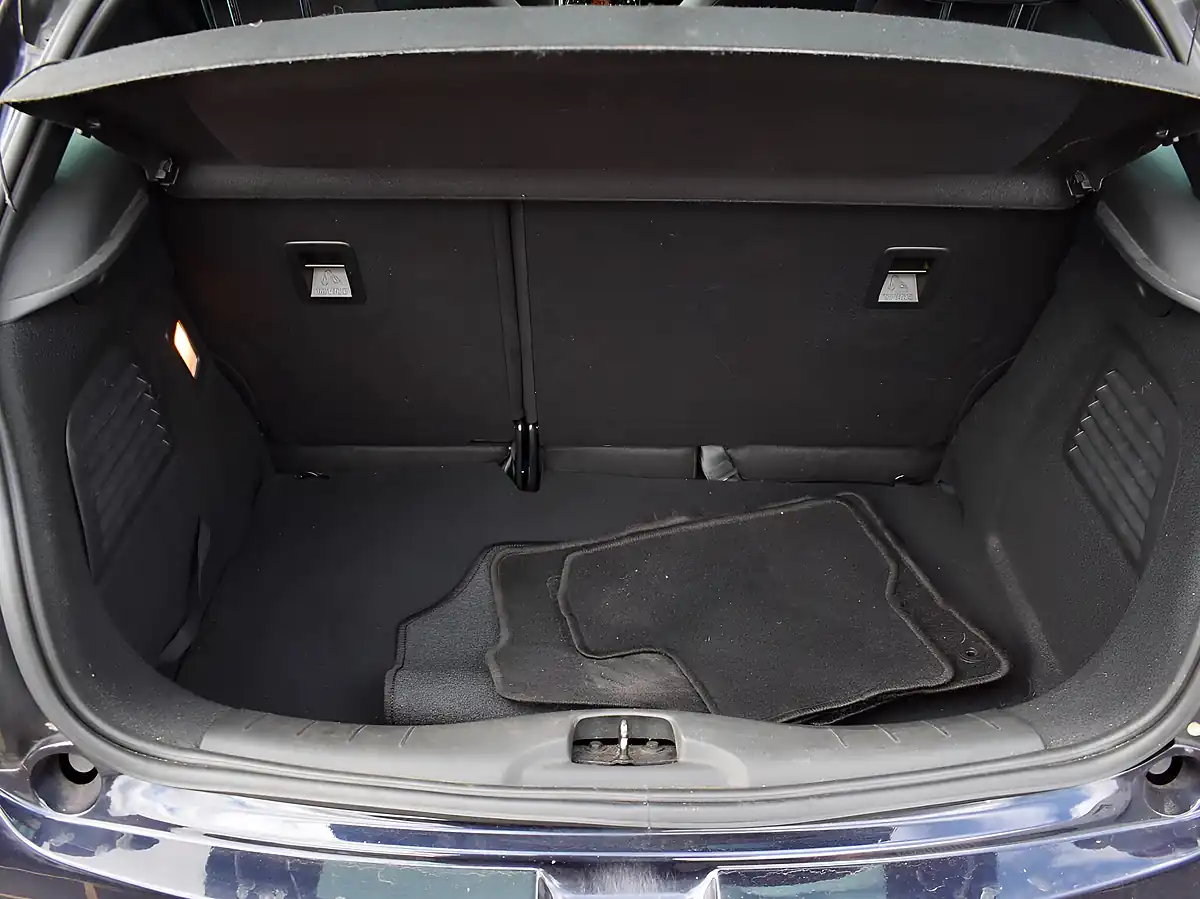 Used 2014 Citroen DS3 Dstyle Plus Blue - Interior and Exterior details 8