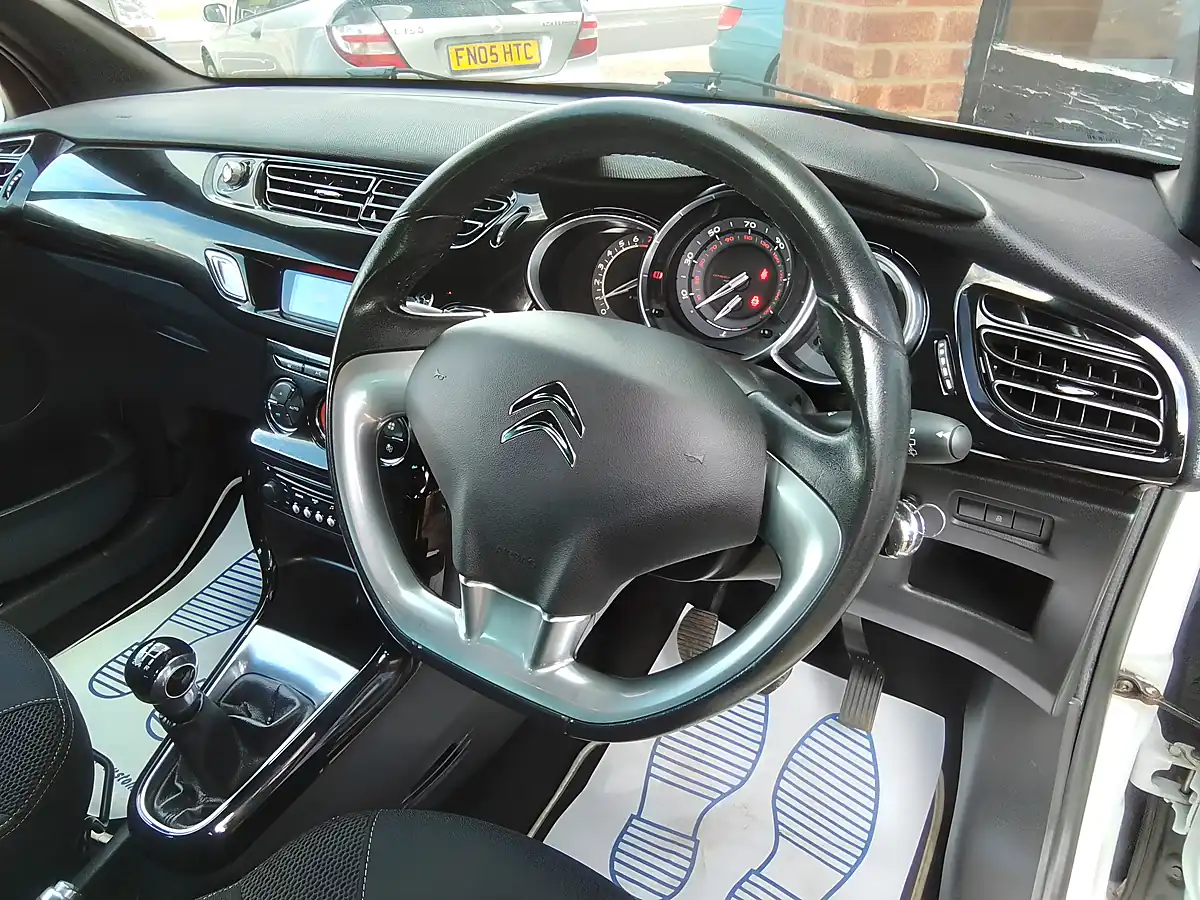 Used 2014 Citroen DS3 Dstyle Plus White - Interior and Exterior details 14