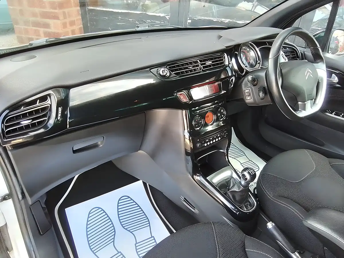 Used 2014 Citroen DS3 Dstyle Plus White - Interior and Exterior details 15