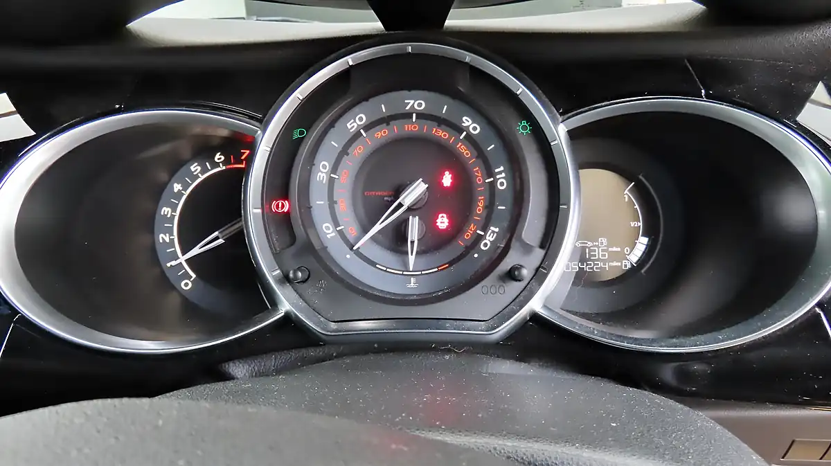 Used 2014 Citroen DS3 Dstyle Plus Yellow - Interior and Exterior details 8