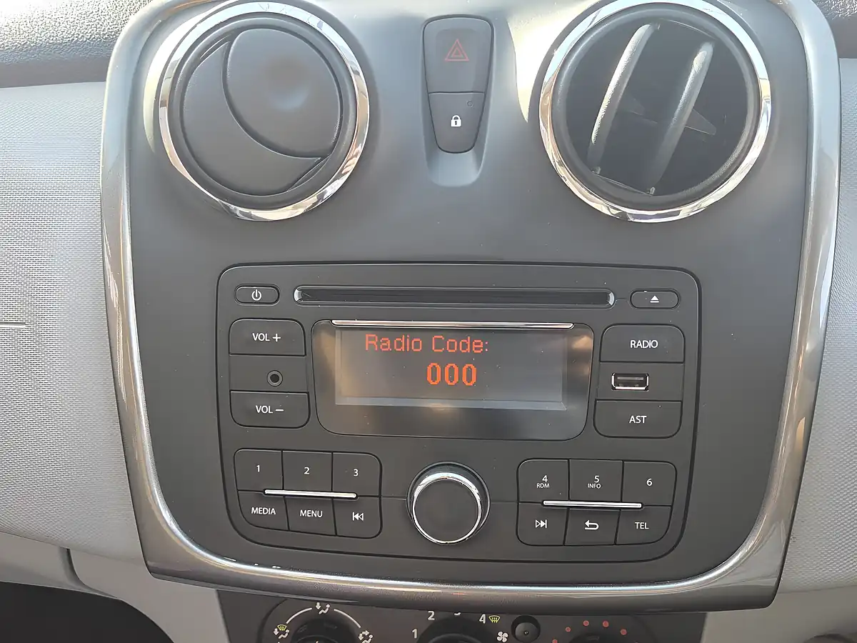 Used 2014 Dacia Logan Mcv Ambiance Silver - Interior and Exterior details 10