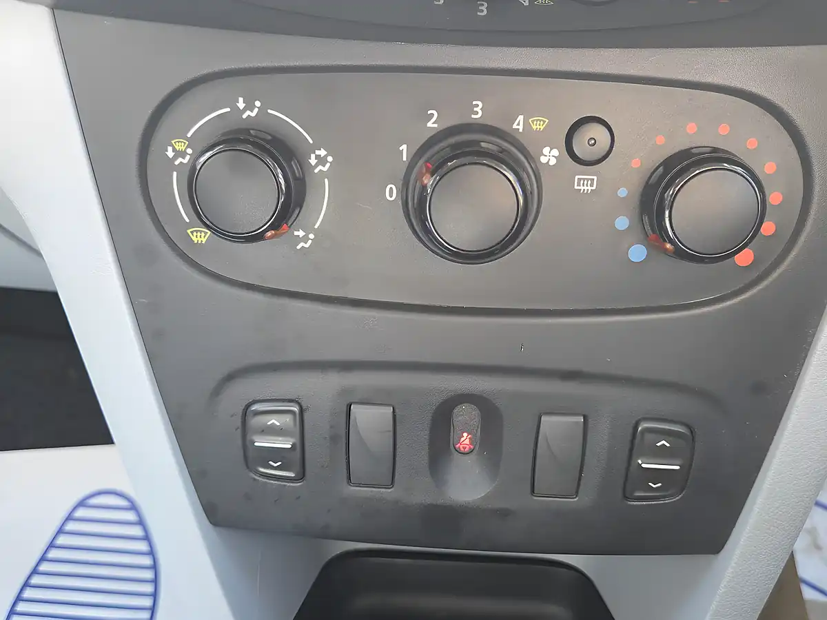 Used 2014 Dacia Logan Mcv Ambiance Silver - Interior and Exterior details 11