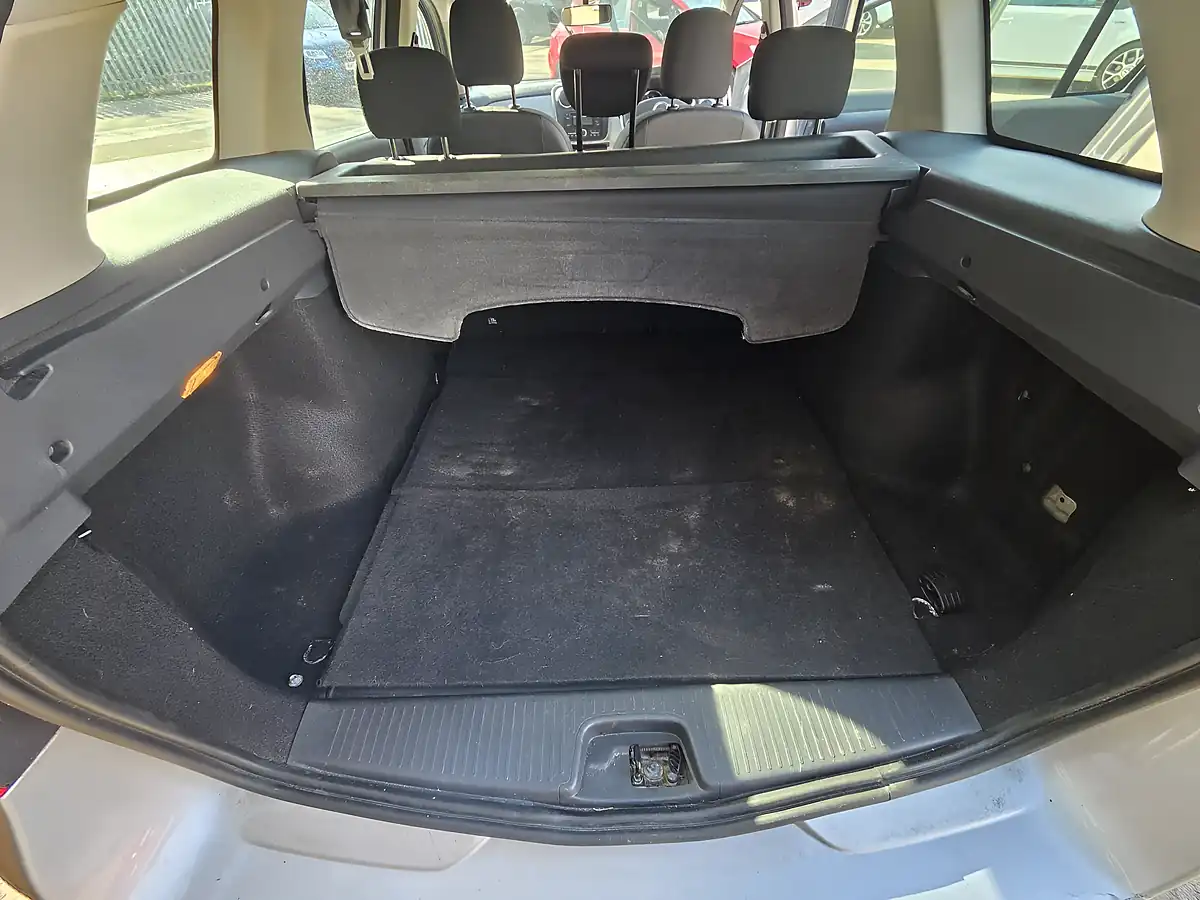 Used 2014 Dacia Logan Mcv Ambiance Silver - Interior and Exterior details 13