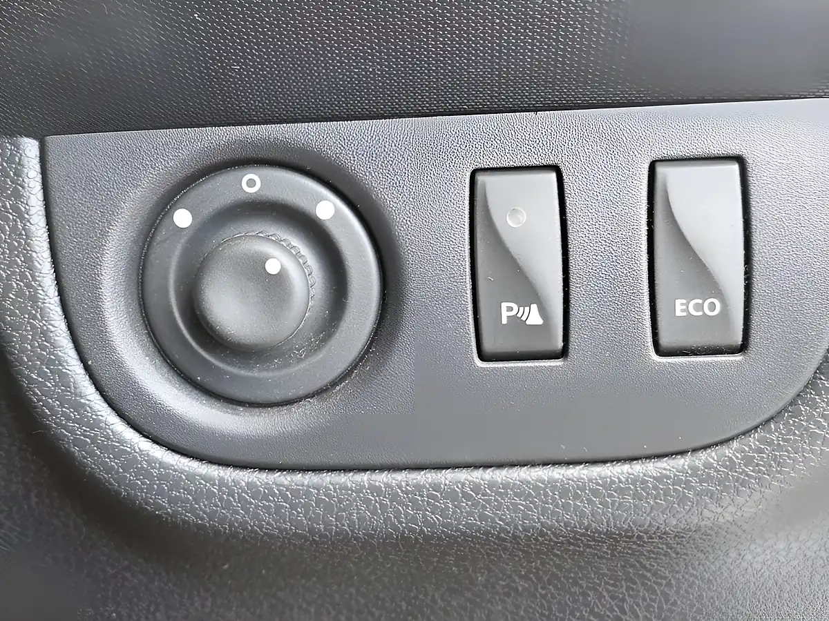 Used 2014 Dacia Logan Mcv Laureate Silver - Interior and Exterior details 18