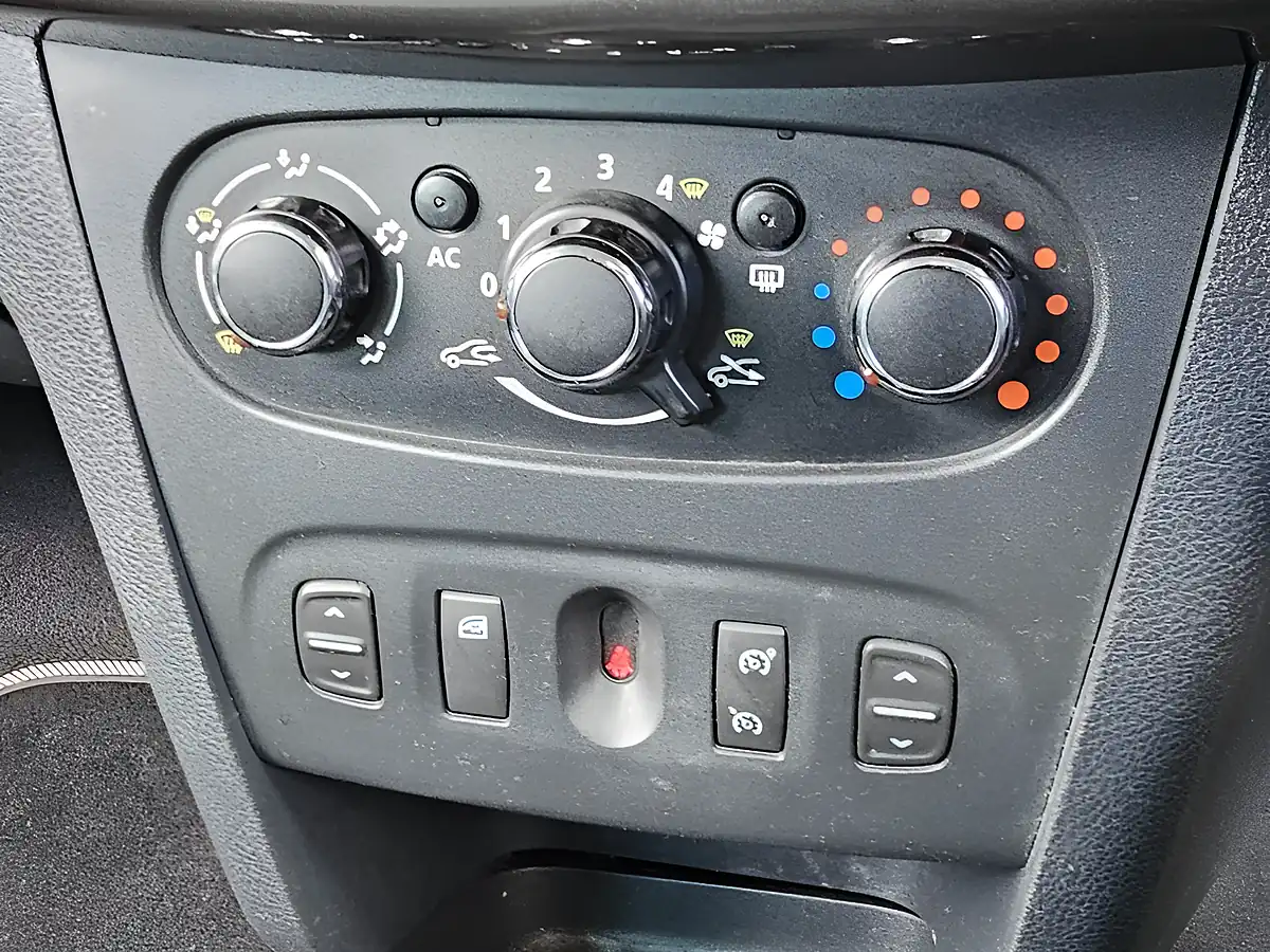 Used 2014 Dacia Logan Mcv Laureate Silver - Interior and Exterior details 19