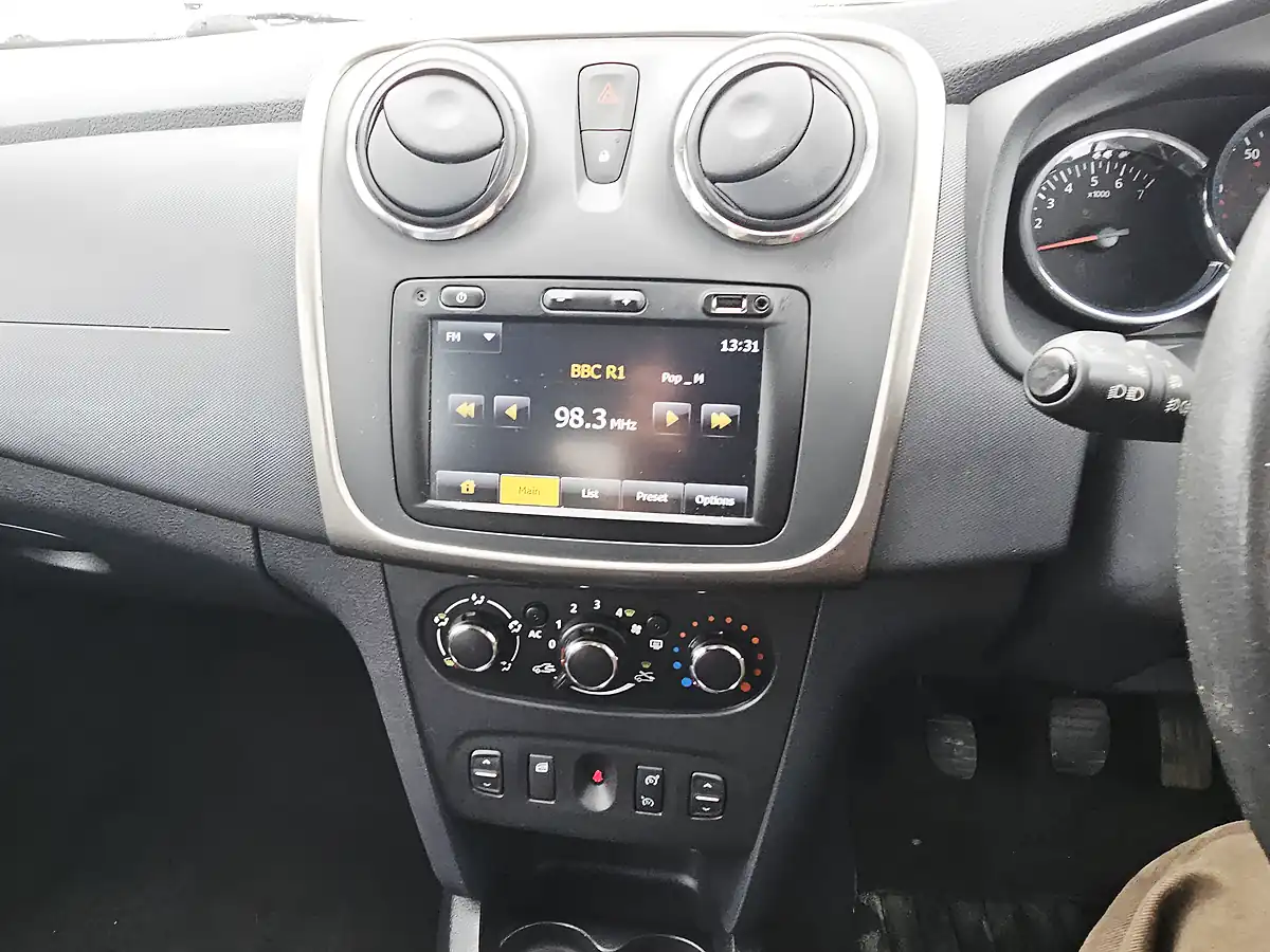Used 2014 Dacia Sandero Laureate Red - Interior and Exterior details 10