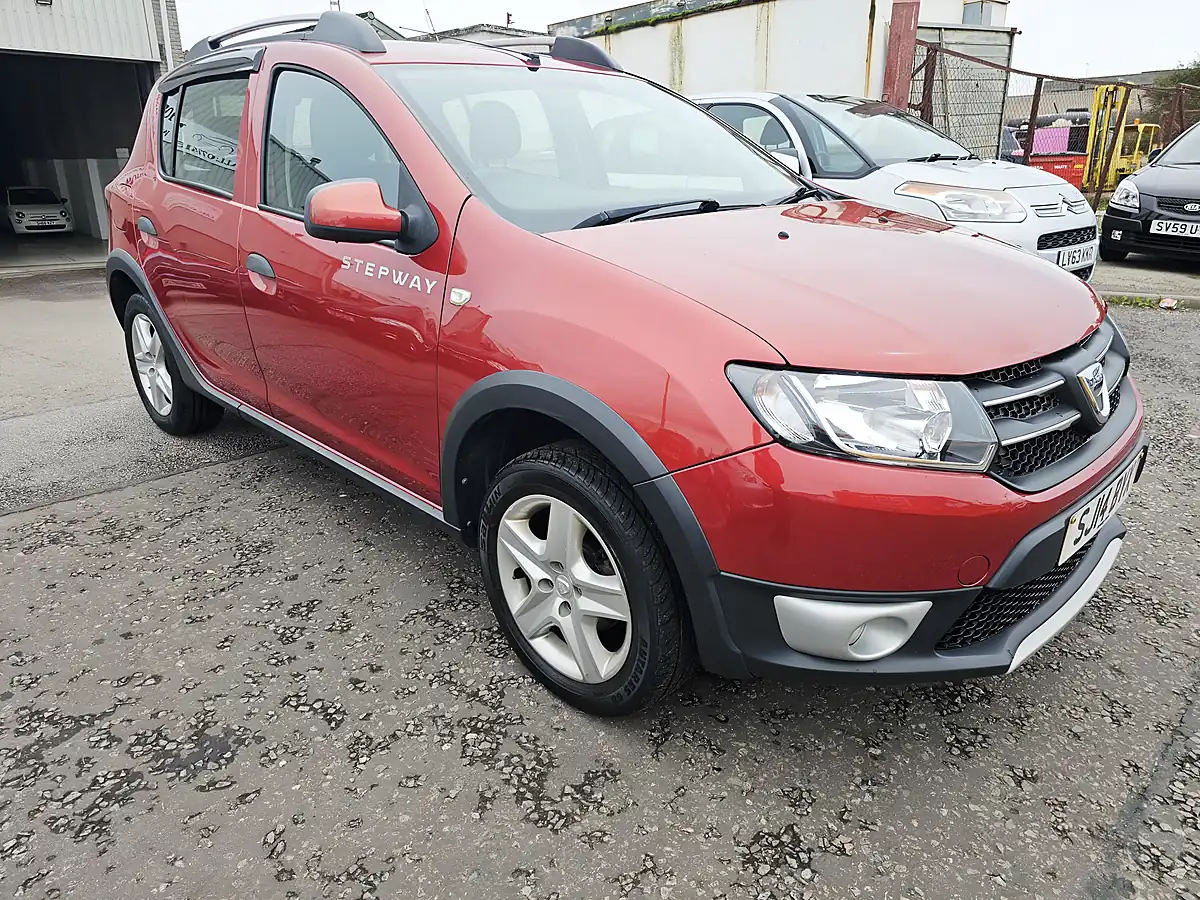 Used 2014 Dacia Sandero Laureate Red - Interior and Exterior details 3