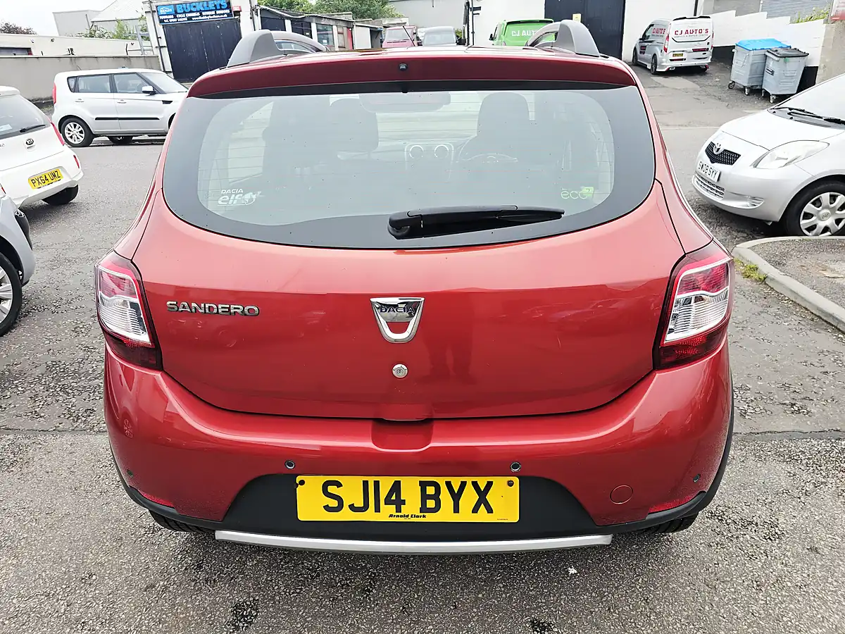 Used 2014 Dacia Sandero Laureate Red - Interior and Exterior details 5