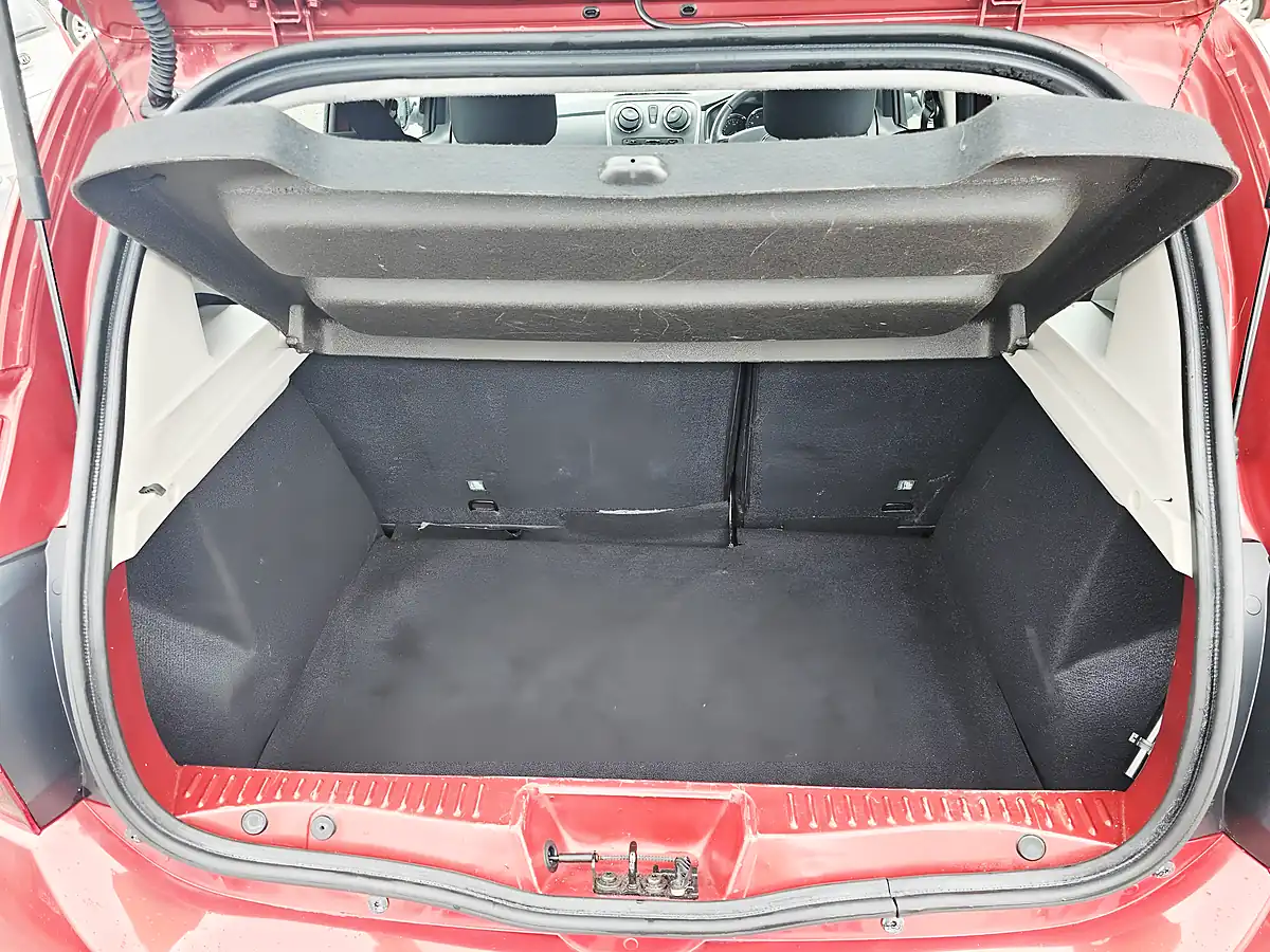 Used 2014 Dacia Sandero Laureate Red - Interior and Exterior details 6