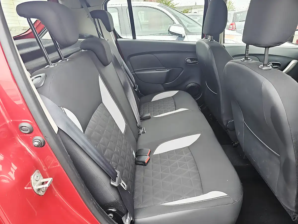 Used 2014 Dacia Sandero Laureate Red - Interior and Exterior details 7