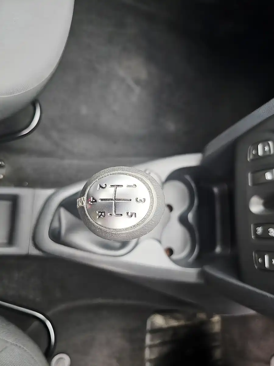 Used 2014 Dacia Sandero Laureate Red - Interior and Exterior details 9