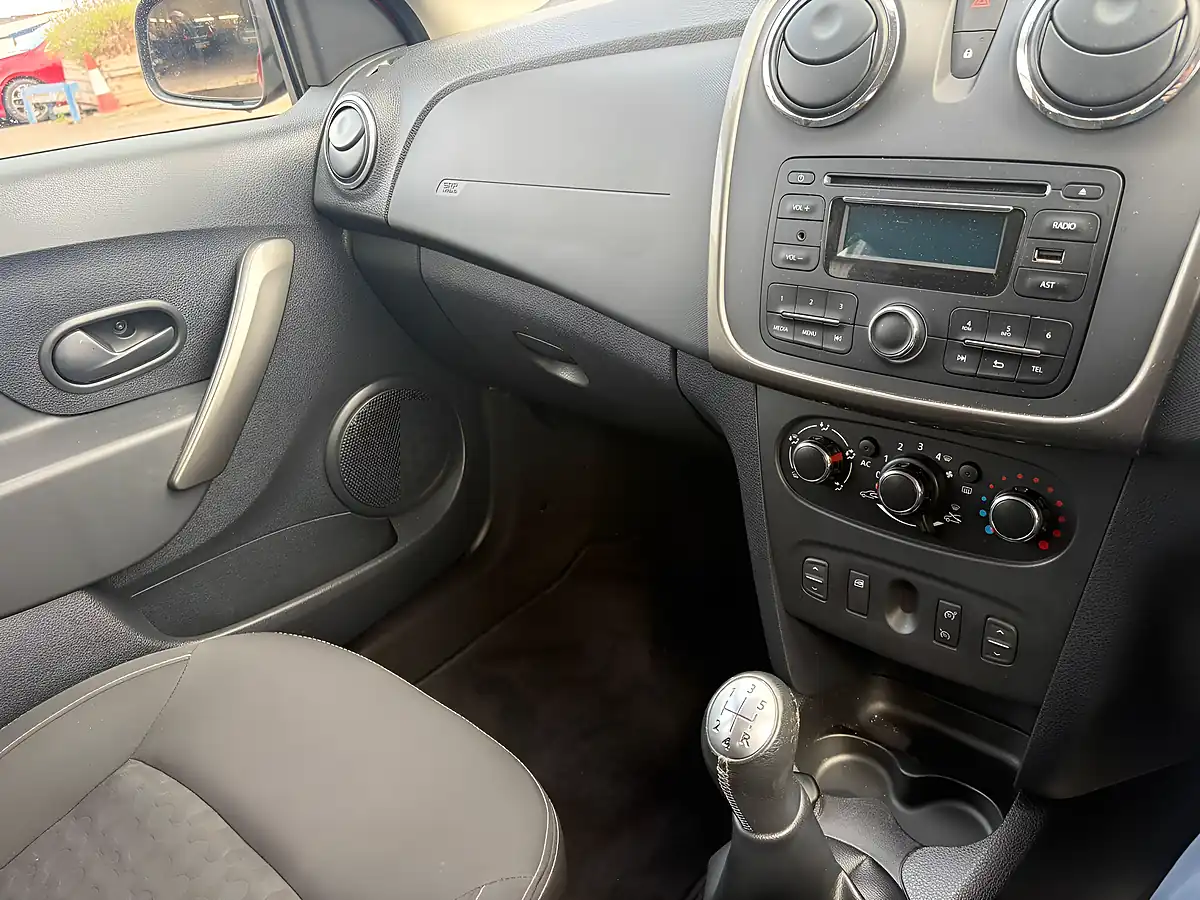 Used 2014 Dacia Sandero Laureate Red - Interior and Exterior details 3