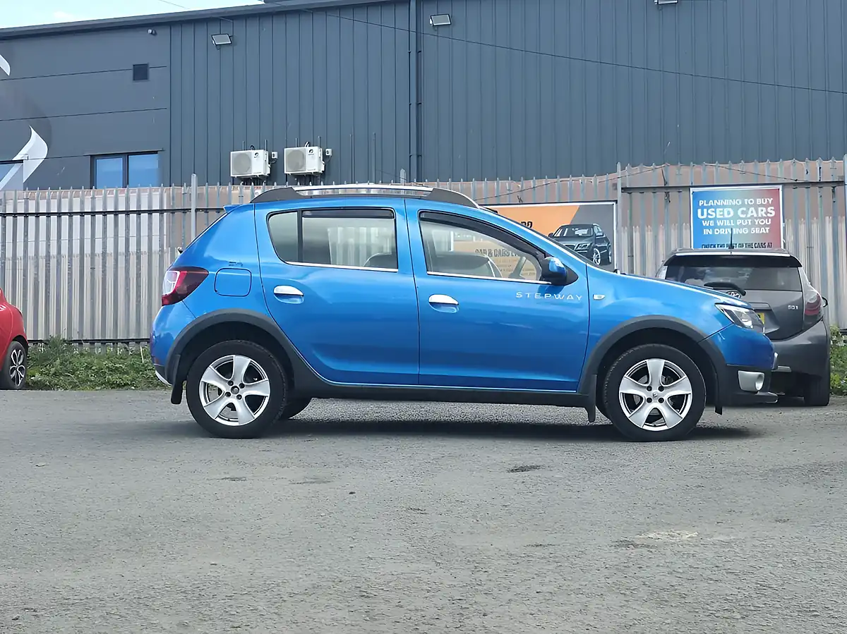 Used 2014 Dacia Sandero Stepway Ambiance Blue - Interior and Exterior details 5