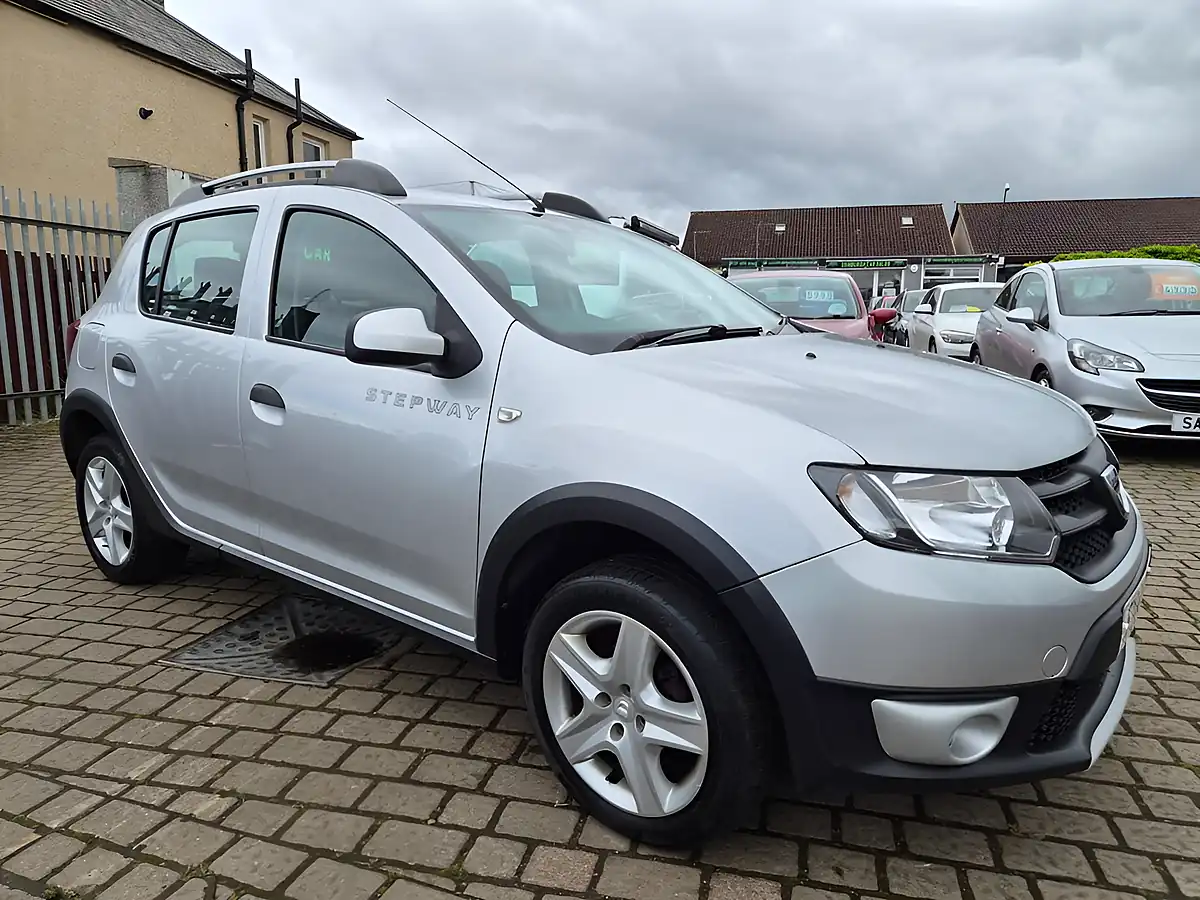 Used 2014 Dacia Sandero Stepway Ambiance Silver - Front View