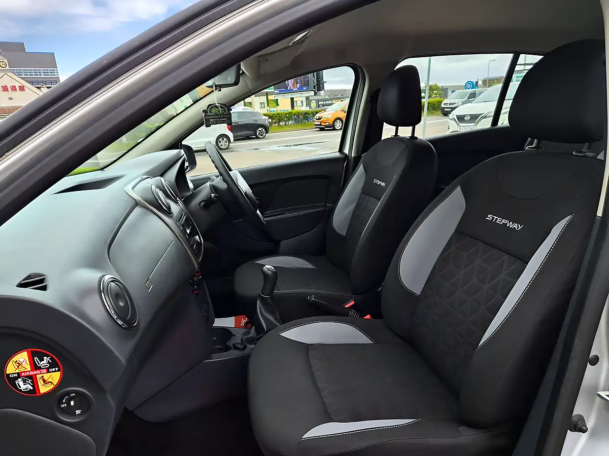 Used 2014 Dacia Sandero Stepway Ambiance Silver - Interior and Exterior details 17