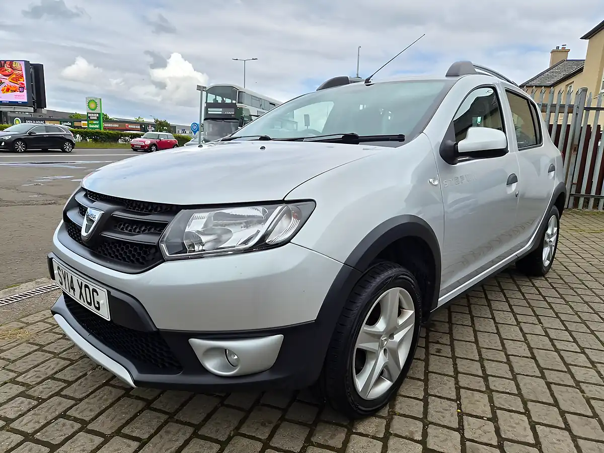 Used 2014 Dacia Sandero Stepway Ambiance Silver - Interior and Exterior details 4