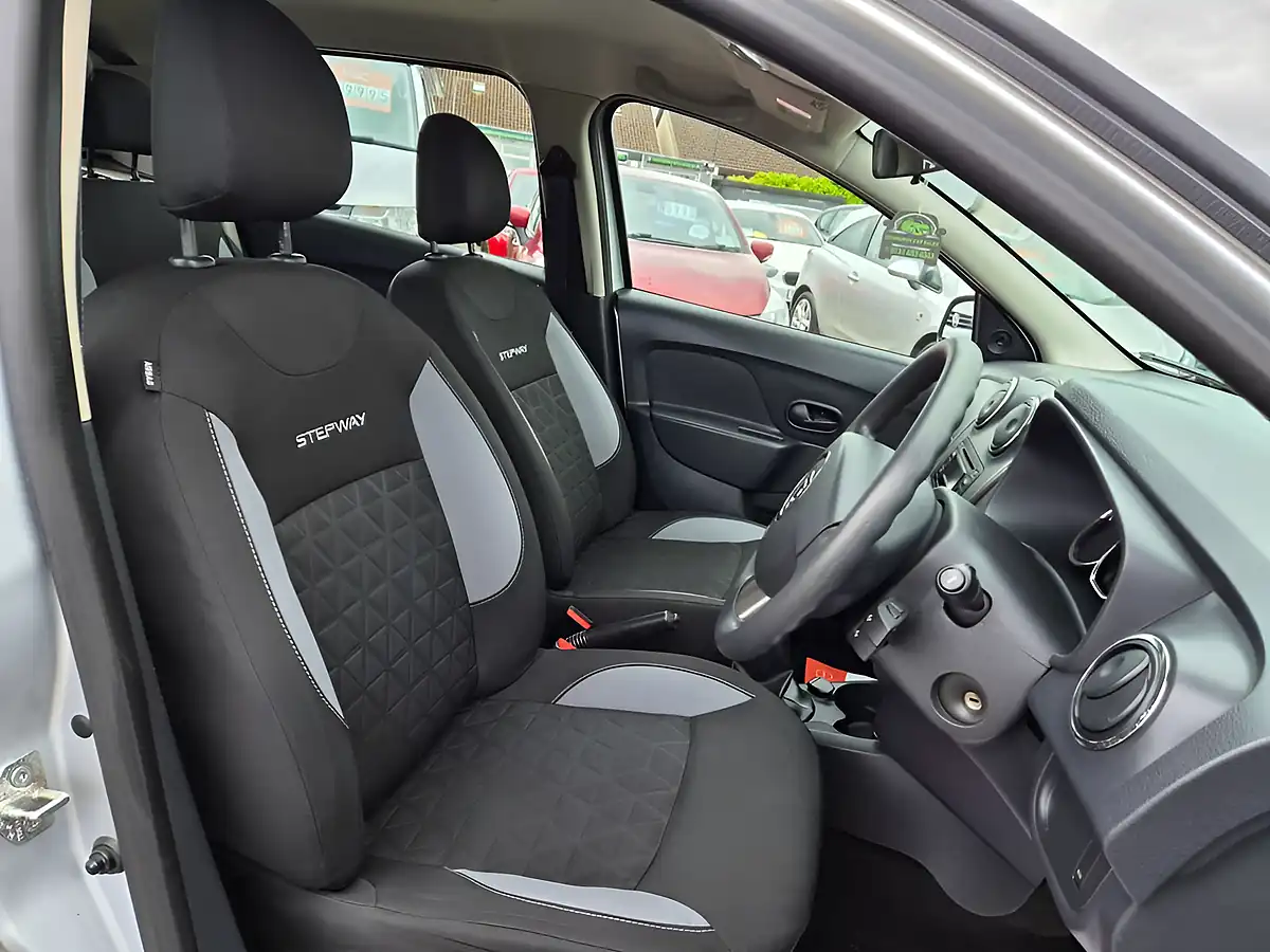 Used 2014 Dacia Sandero Stepway Ambiance Silver - Interior and Exterior details 8