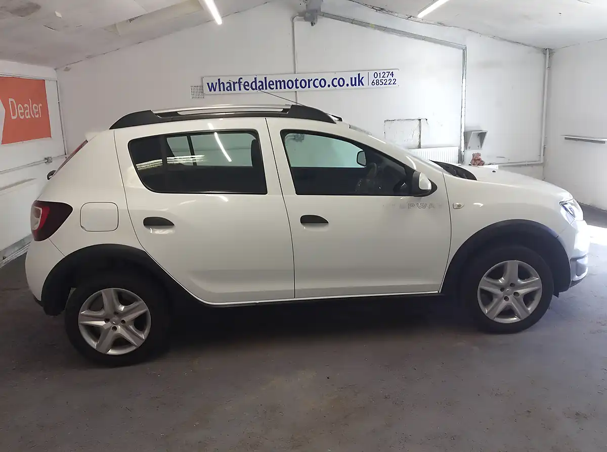 Used 2014 Dacia Sandero Stepway Ambiance White - Interior and Exterior details 5