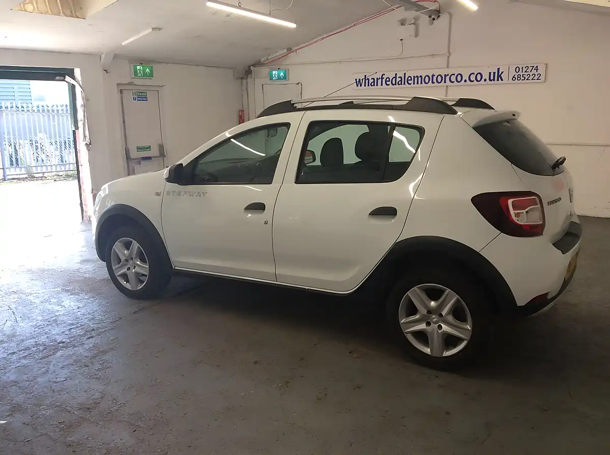 Used 2014 Dacia Sandero Stepway Ambiance White - Interior and Exterior details 6