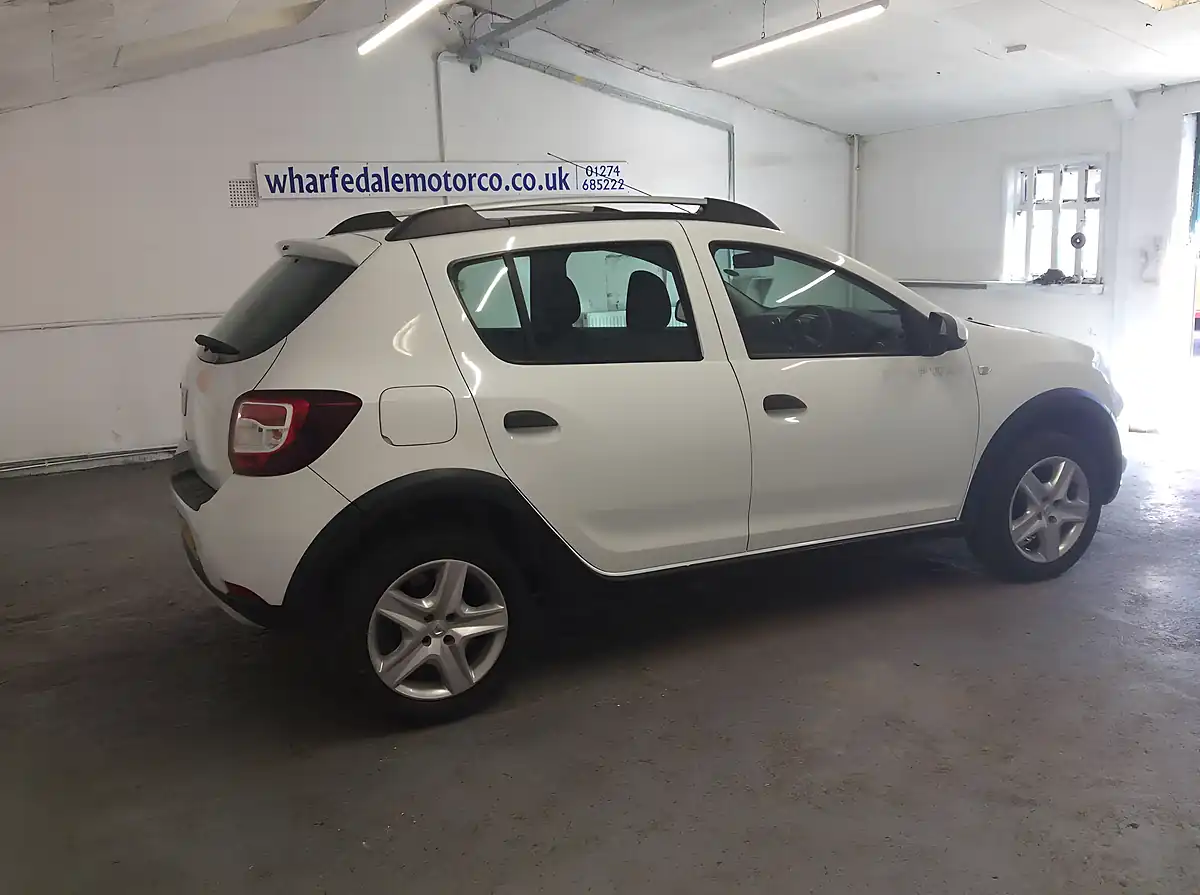 Used 2014 Dacia Sandero Stepway Ambiance White - Interior and Exterior details 8