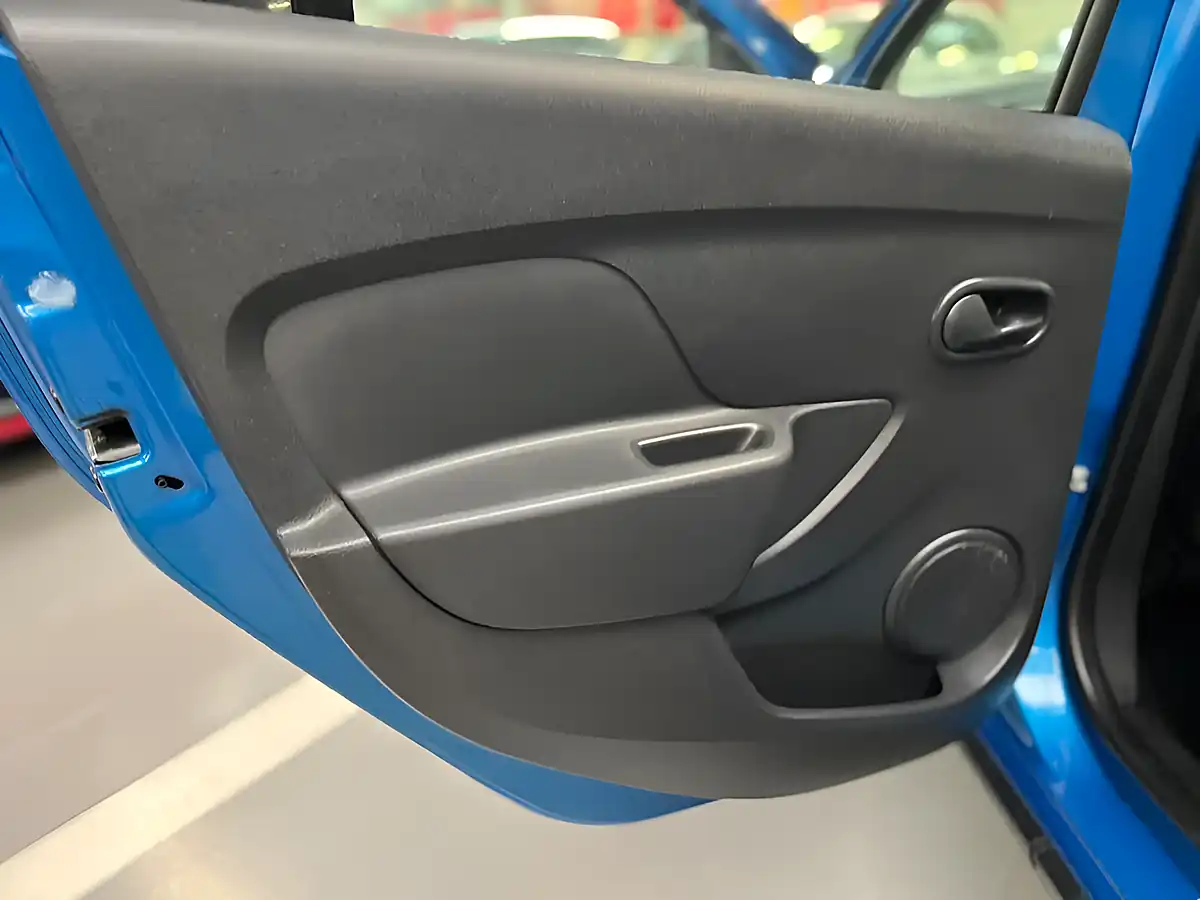 Used 2014 Dacia Sandero Stepway Laureate Azurite Blue - Interior and Exterior details 12