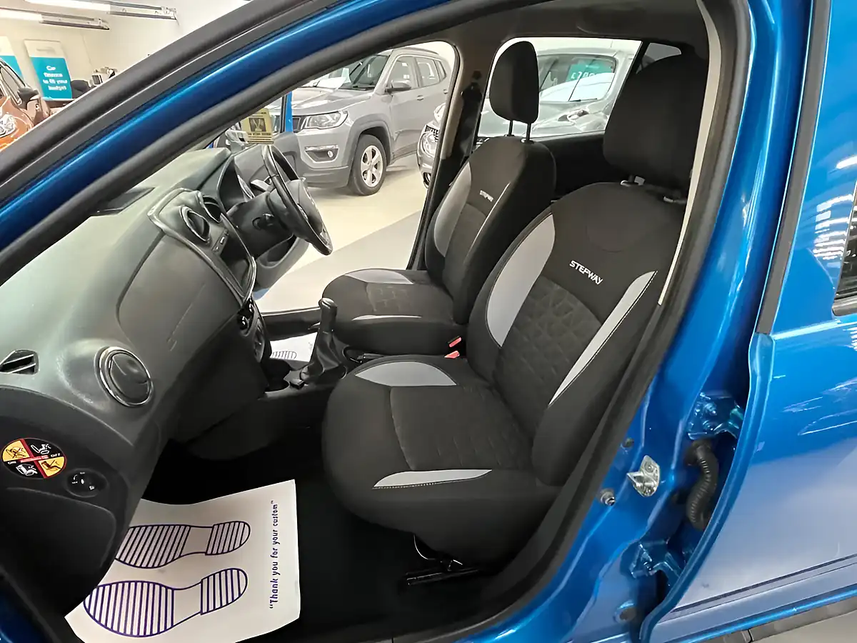 Used 2014 Dacia Sandero Stepway Laureate Azurite Blue - Interior and Exterior details 17
