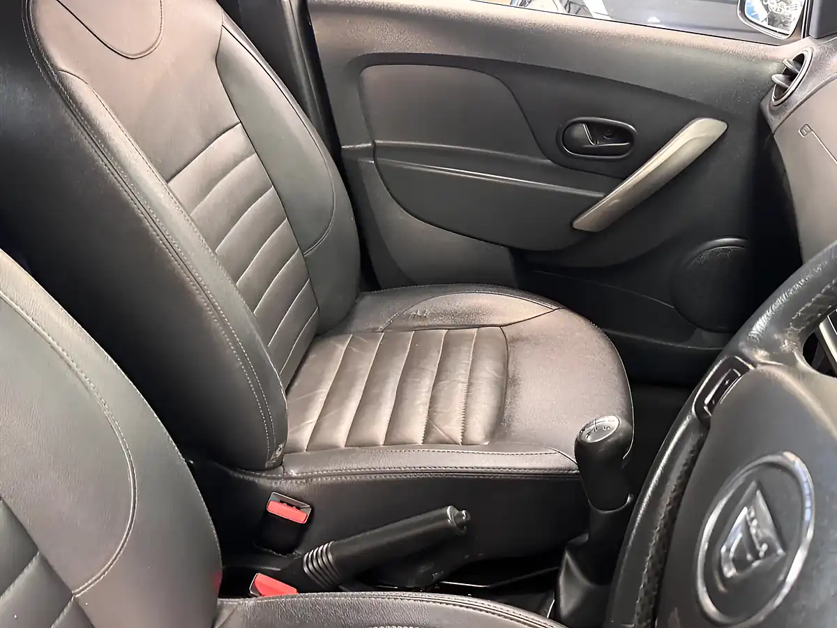 Used 2014 Dacia Sandero Stepway Laureate Black - Interior and Exterior details 11