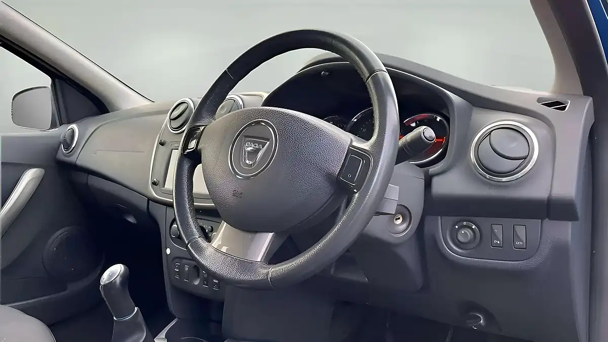 Used 2014 Dacia Sandero Stepway Laureate Blue - Interior and Exterior details 11