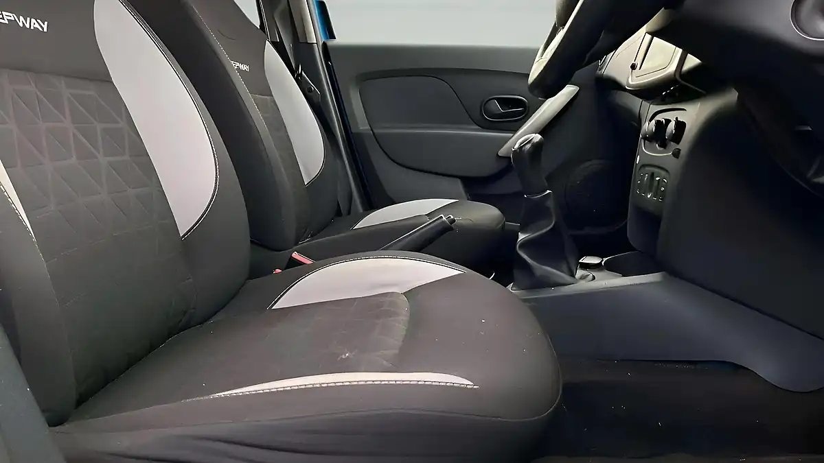 Used 2014 Dacia Sandero Stepway Laureate Blue - Interior and Exterior details 13