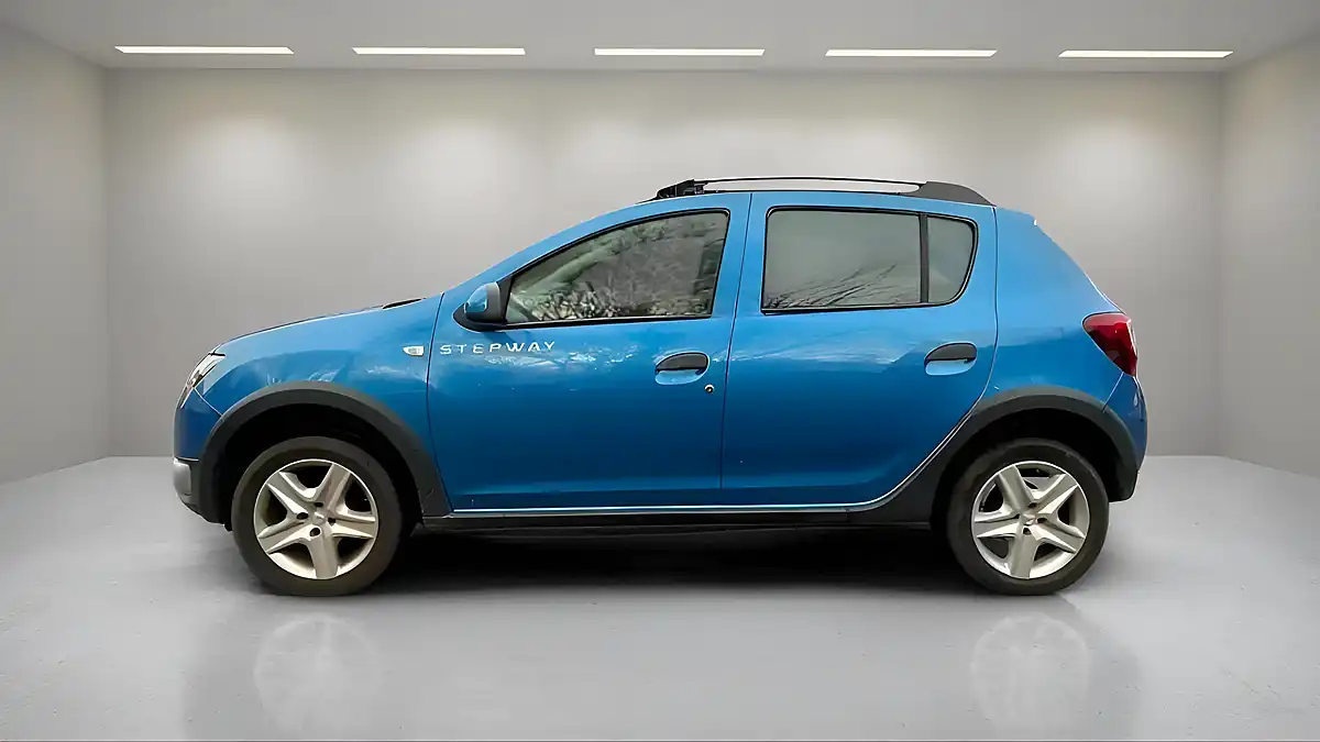 Used 2014 Dacia Sandero Stepway Laureate Blue - Interior and Exterior details 4