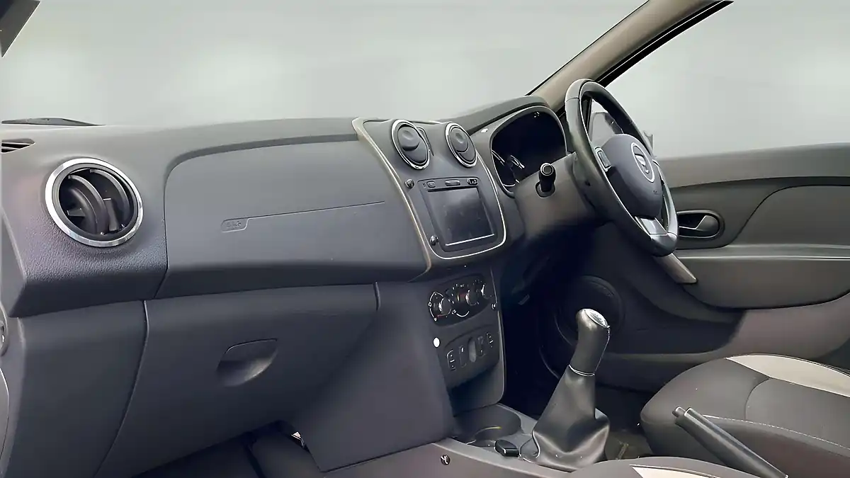 Used 2014 Dacia Sandero Stepway Laureate Blue - Interior and Exterior details 6