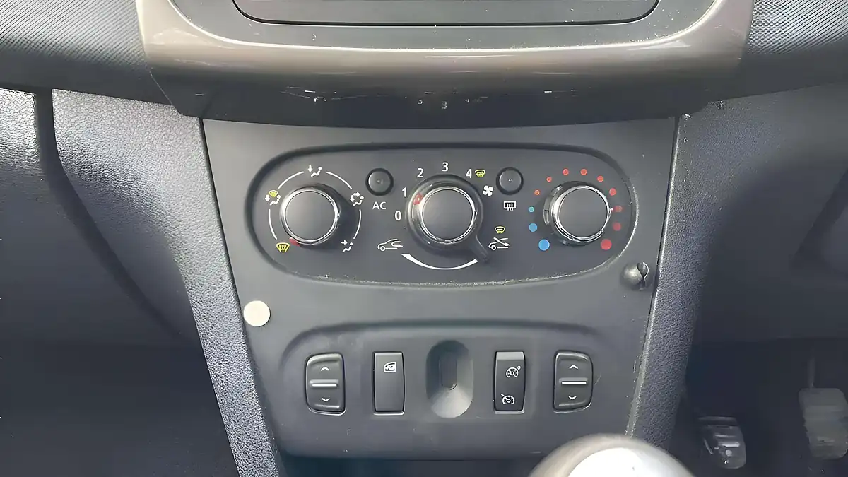 Used 2014 Dacia Sandero Stepway Laureate Blue - Interior and Exterior details 9