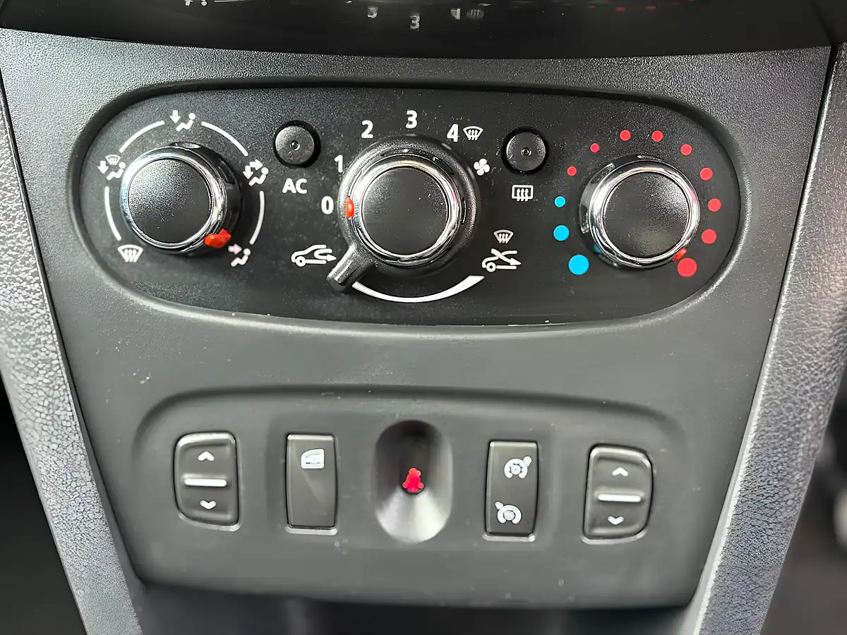 Used 2014 Dacia Sandero Stepway Laureate Blue - Interior and Exterior details 15