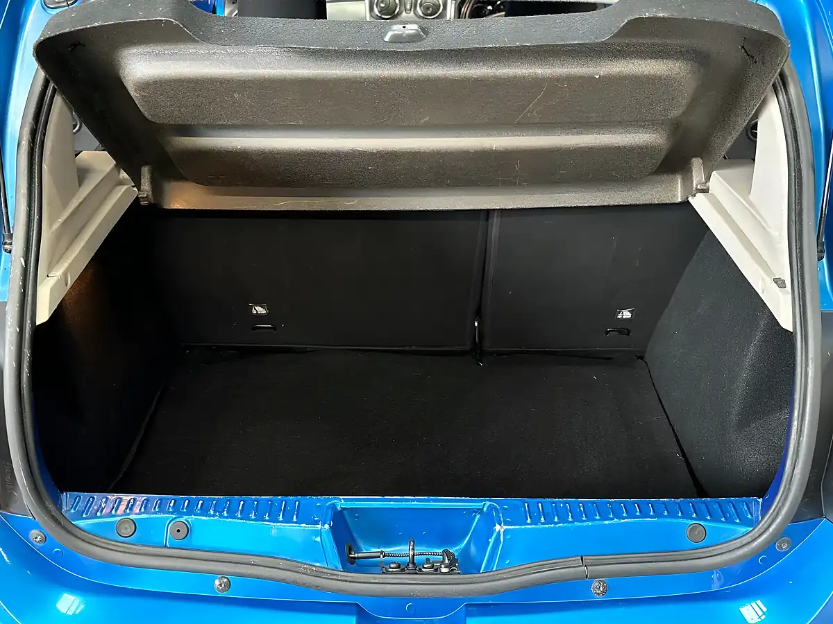 Used 2014 Dacia Sandero Stepway Laureate Blue - Interior and Exterior details 18