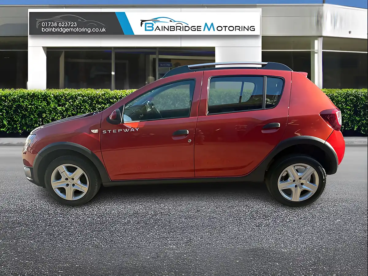 Used 2014 Dacia Sandero Stepway Laureate Cinder Red - Interior and Exterior details 6