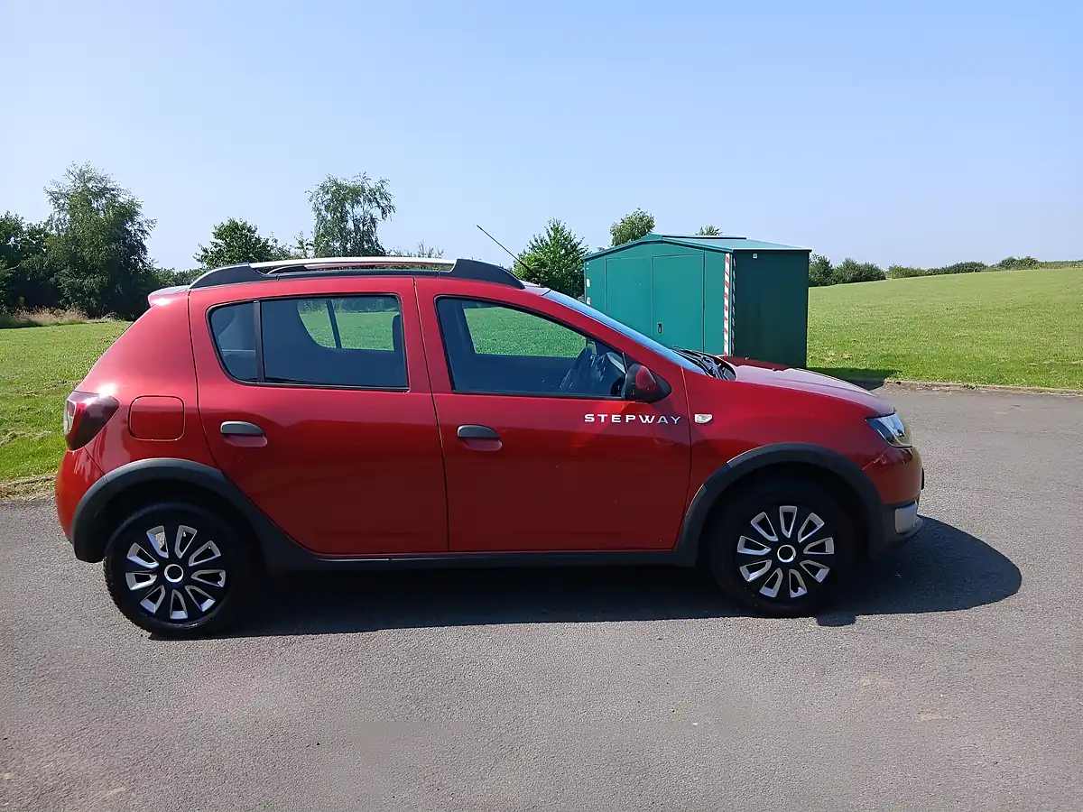 Used 2014 Dacia Sandero Stepway Laureate Red - Interior and Exterior details 10