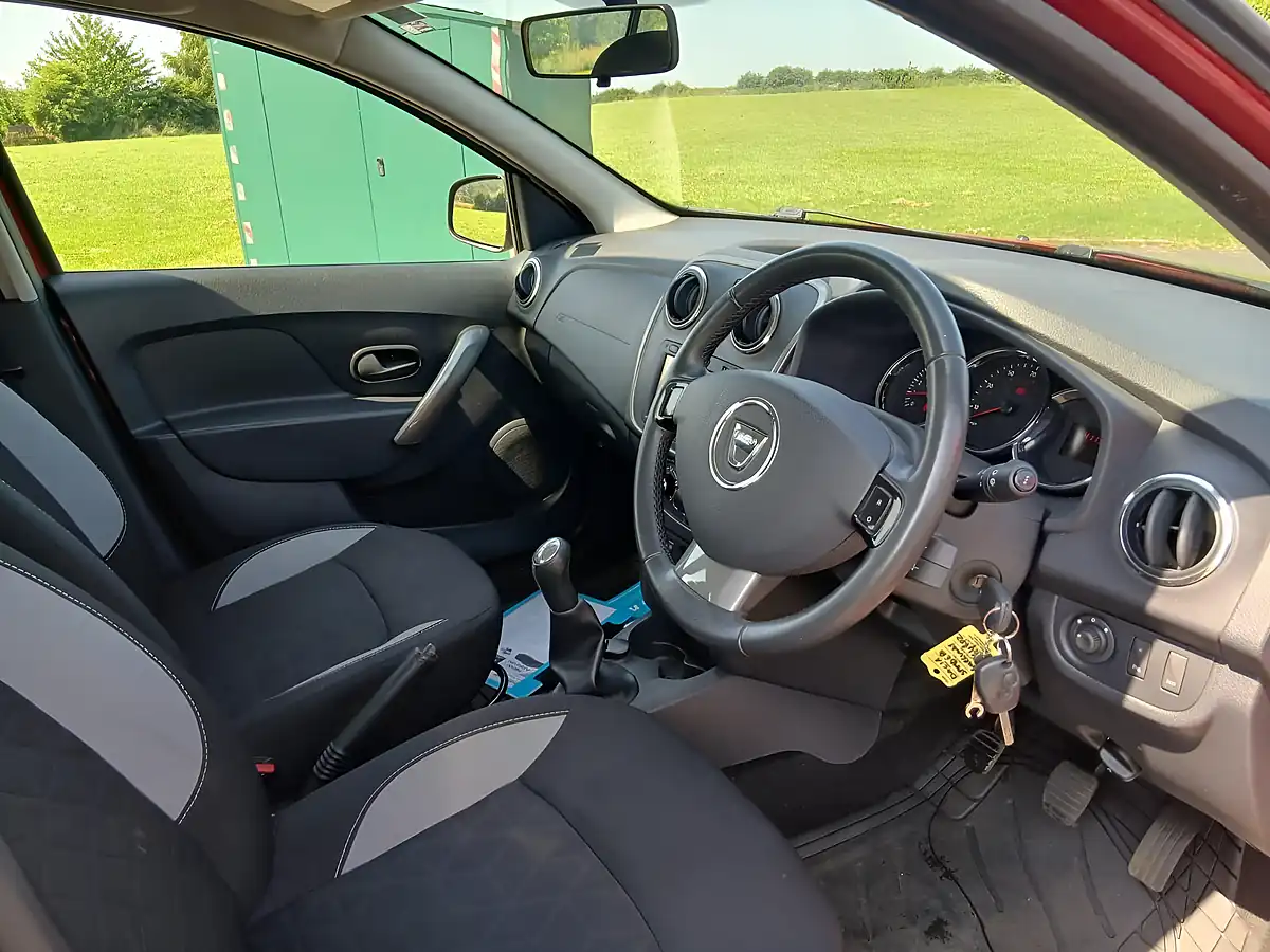 Used 2014 Dacia Sandero Stepway Laureate Red - Interior and Exterior details 11