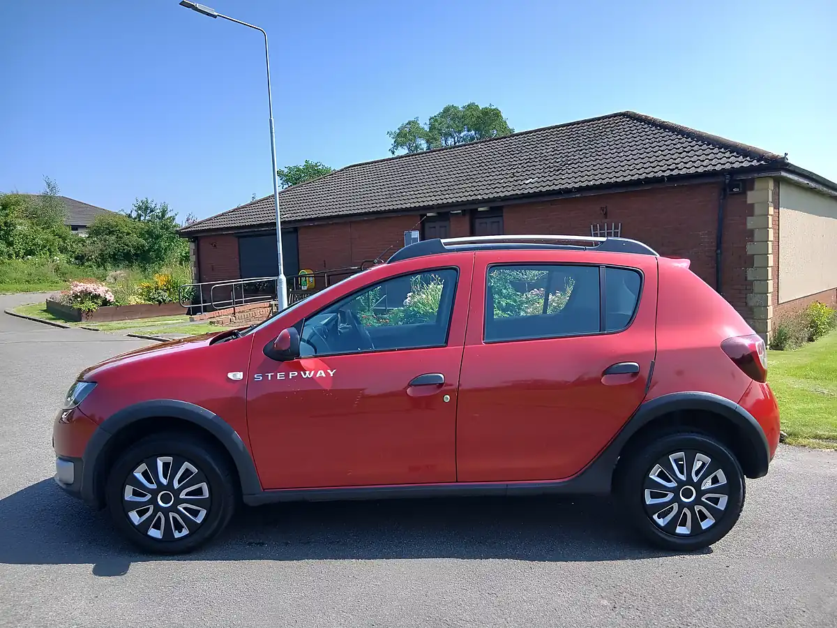 Used 2014 Dacia Sandero Stepway Laureate Red - Interior and Exterior details 4