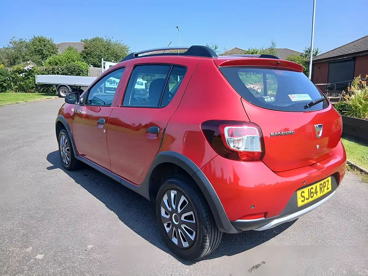 Used 2014 Dacia Sandero Stepway Laureate Red - Interior and Exterior details 5
