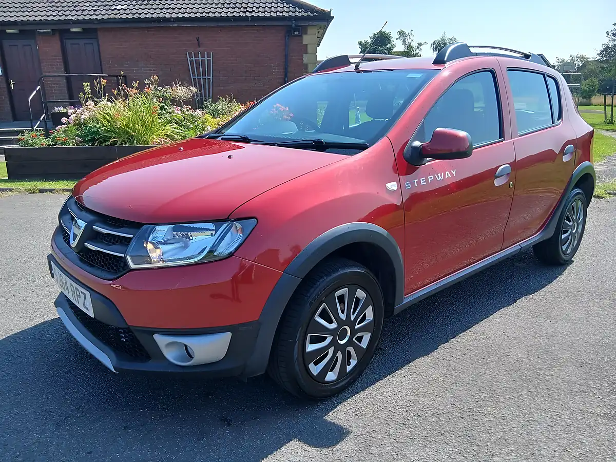 Used 2014 Dacia Sandero Stepway Laureate Red - Interior and Exterior details 7