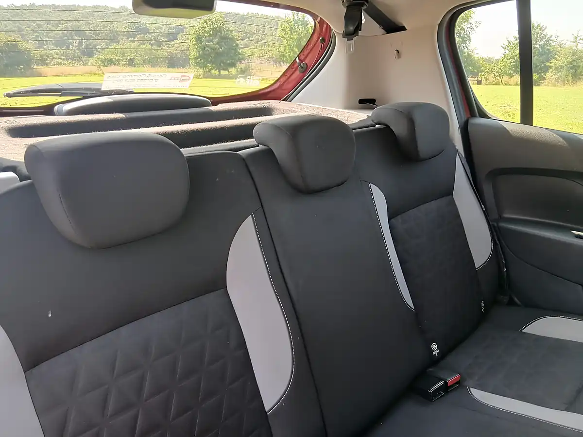 Used 2014 Dacia Sandero Stepway Laureate Red - Interior and Exterior details 9