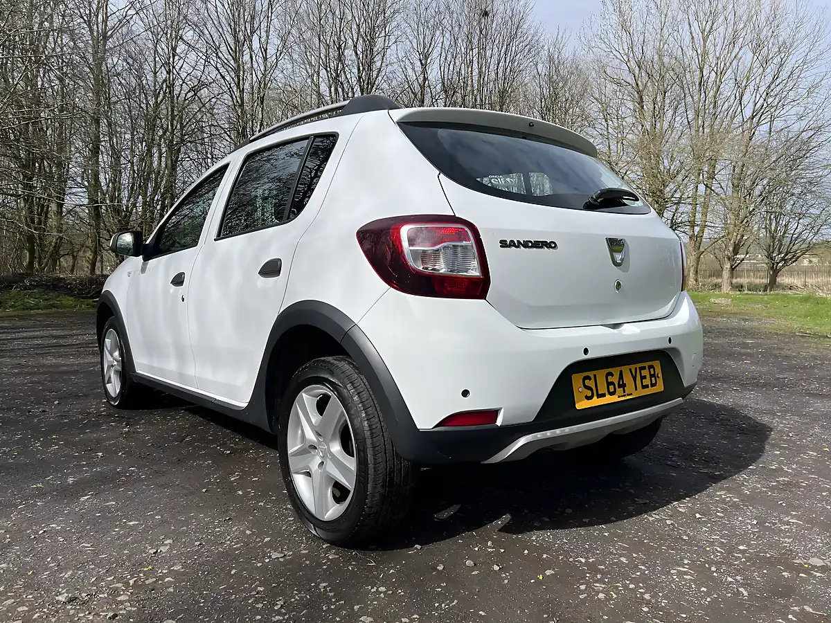 Used 2014 Dacia Sandero Stepway Laureate White - Interior and Exterior details 11