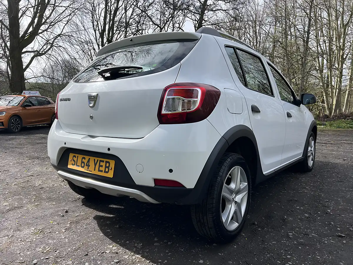 Used 2014 Dacia Sandero Stepway Laureate White - Interior and Exterior details 12