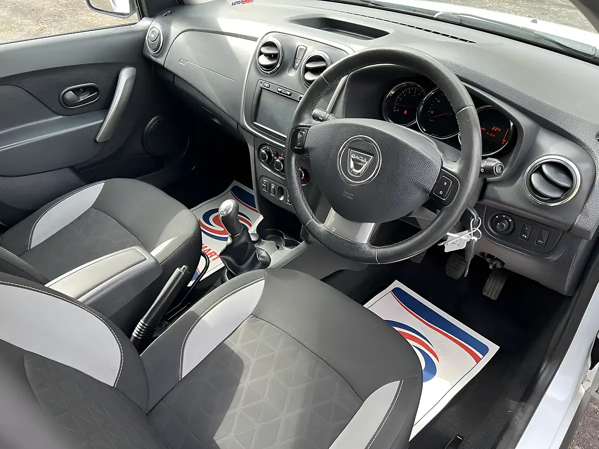 Used 2014 Dacia Sandero Stepway Laureate White - Interior and Exterior details 17