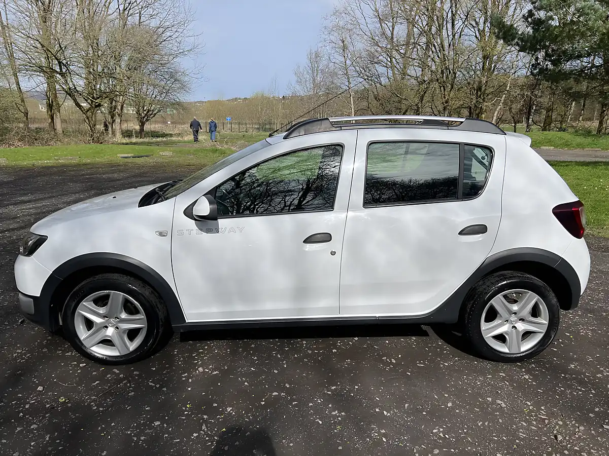 Used 2014 Dacia Sandero Stepway Laureate White - Interior and Exterior details 2