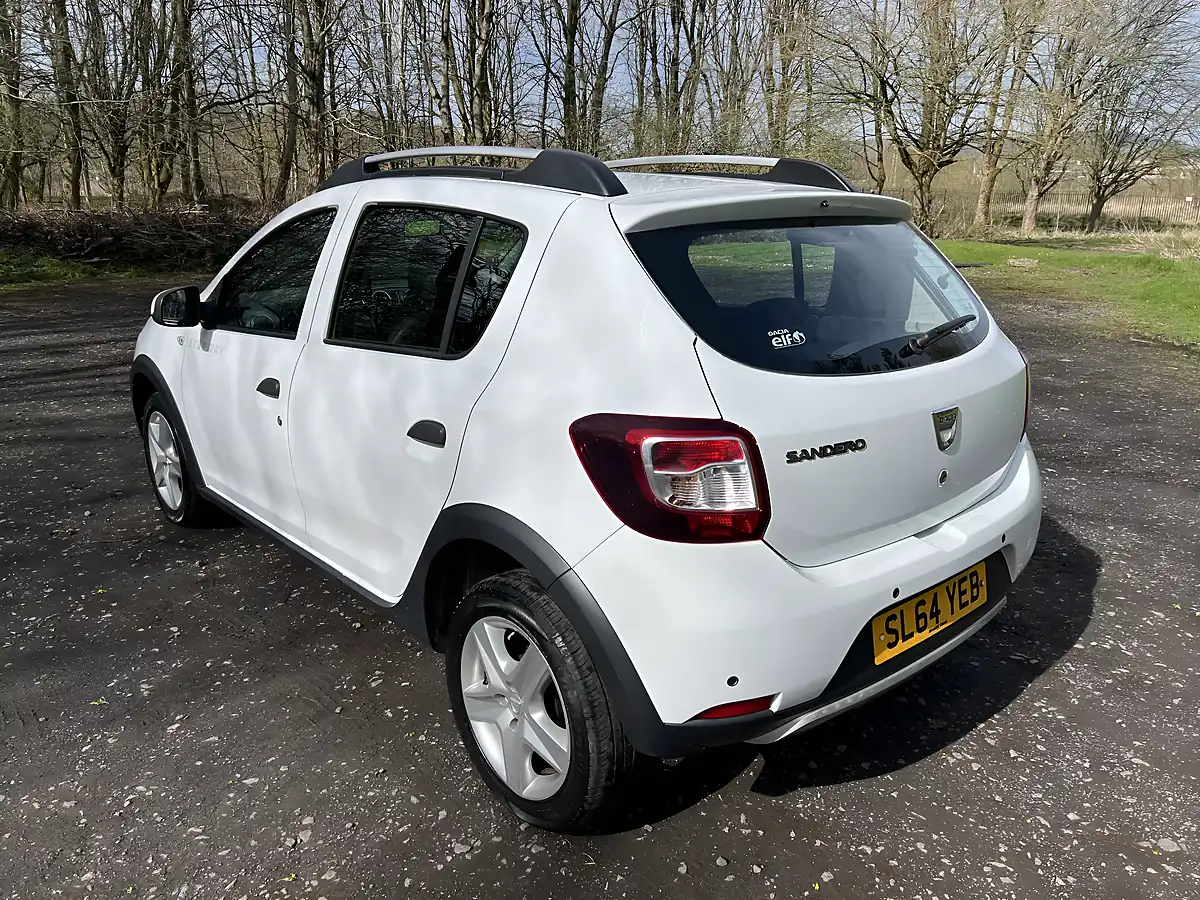 Used 2014 Dacia Sandero Stepway Laureate White - Interior and Exterior details 3